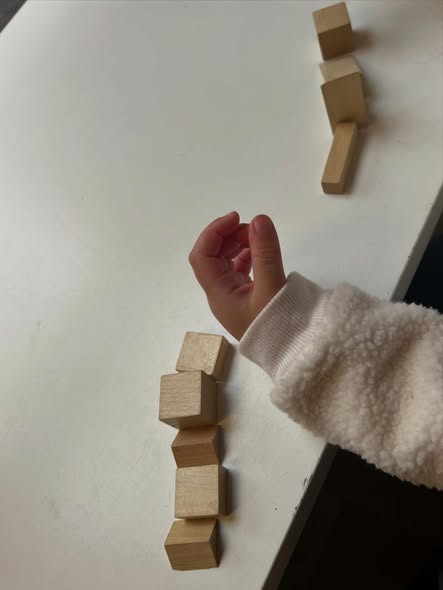 Un enfant manipule le matériel Montessori